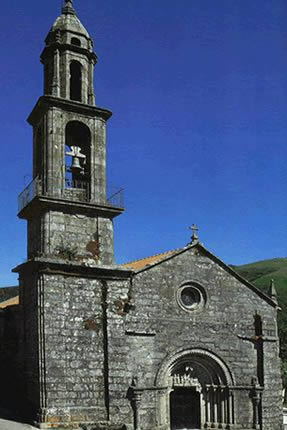 Vista general de la fachada principal de la iglesia de A Franqueira