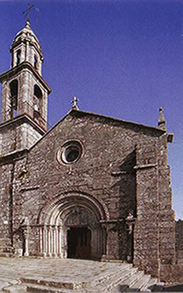 Vista general de la fachada principal de la iglesia de A Franqueira